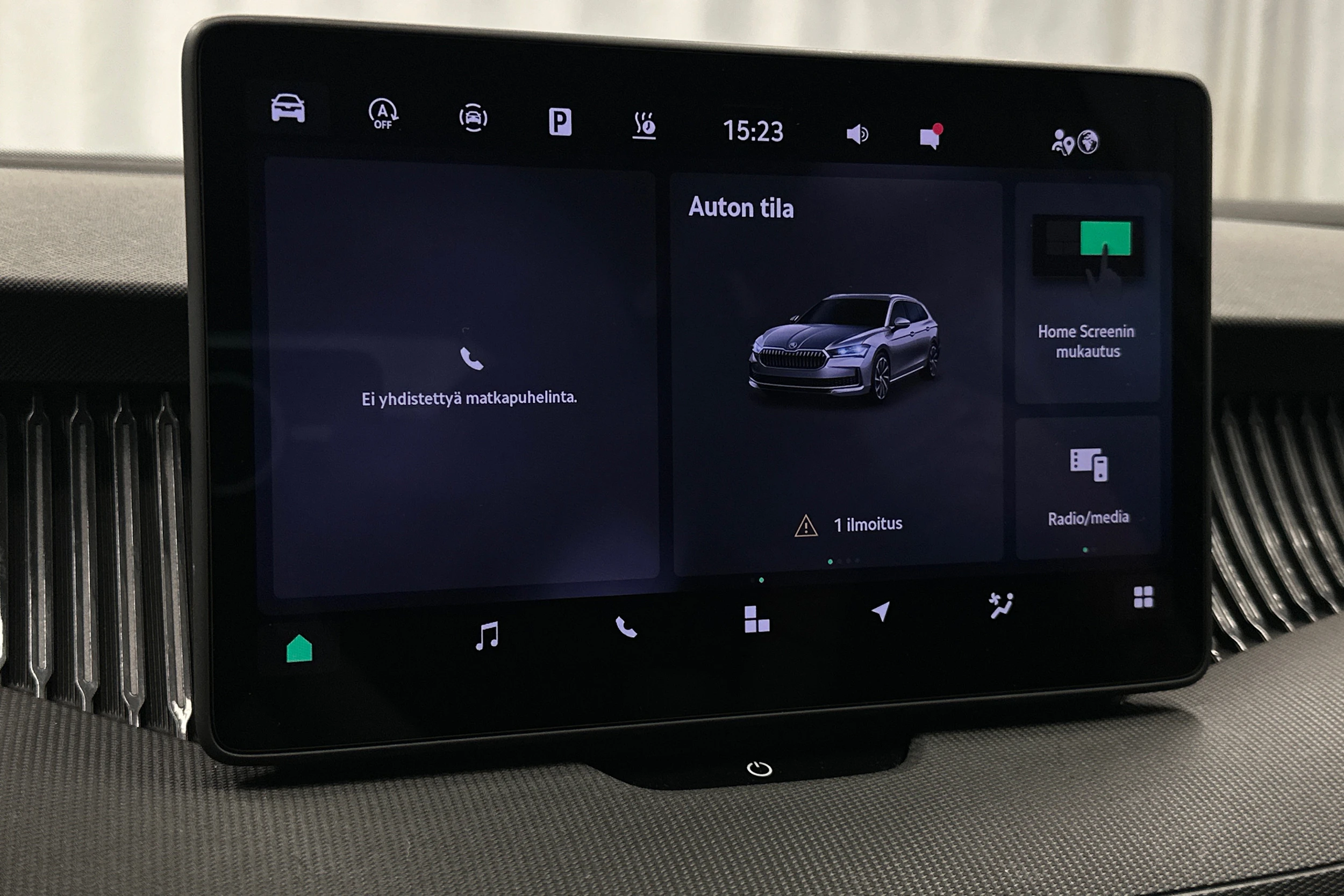 valkoinen Skoda Superb 2024 kuva 17.