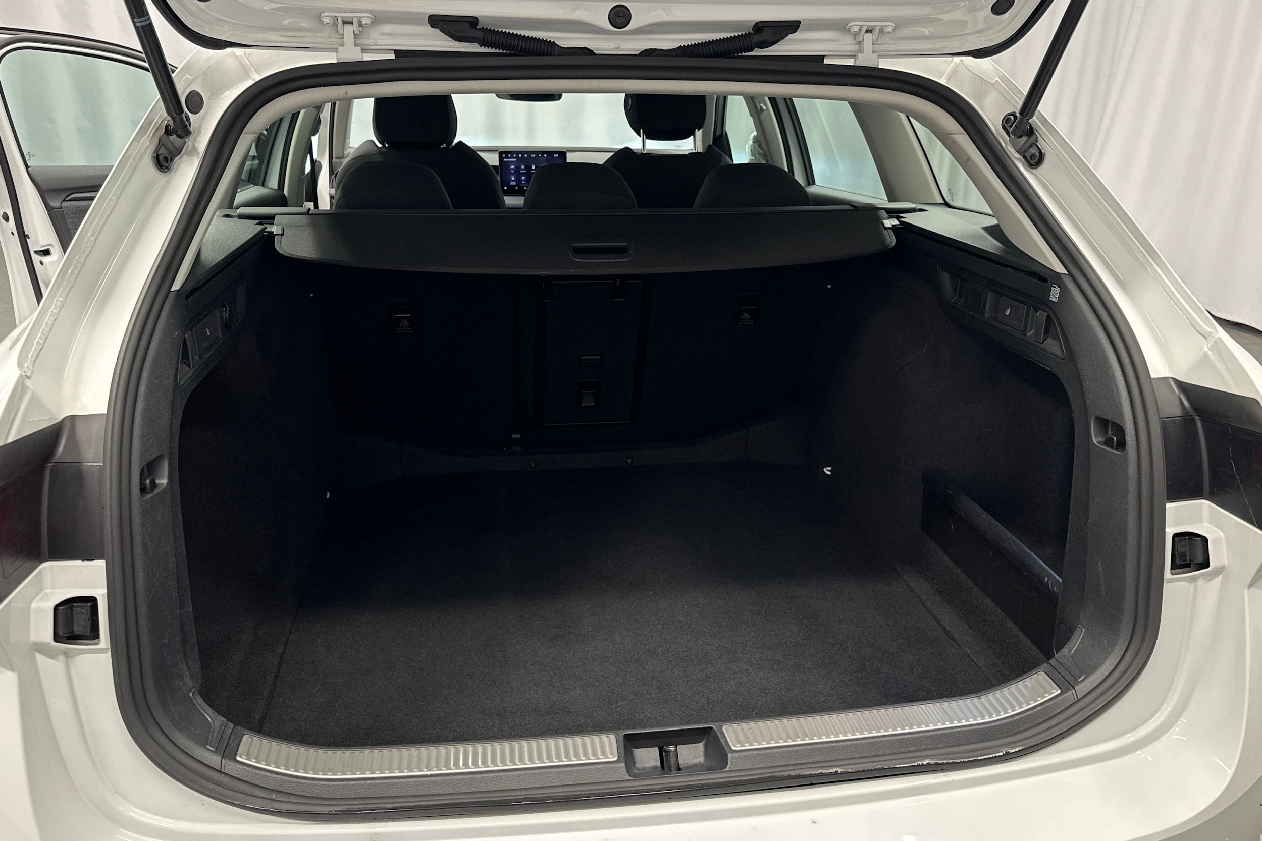 valkoinen Skoda Superb 2024 kuva 33.