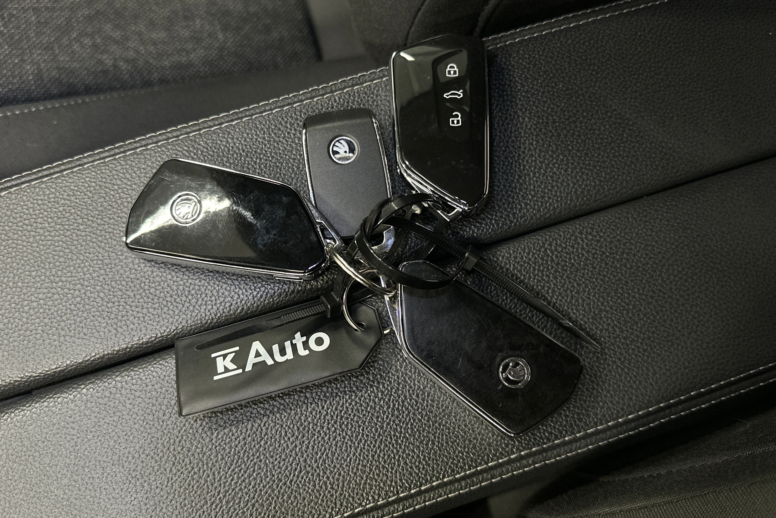 valkoinen Skoda Superb 2024 kuva 34.