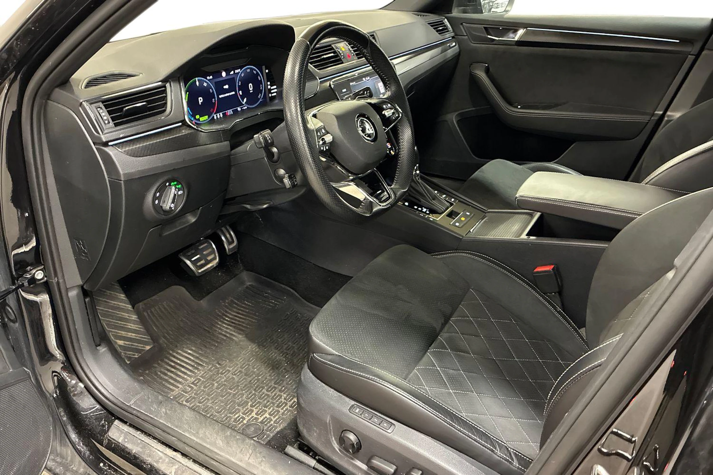 met. musta Skoda Superb 2024 kuva 3.