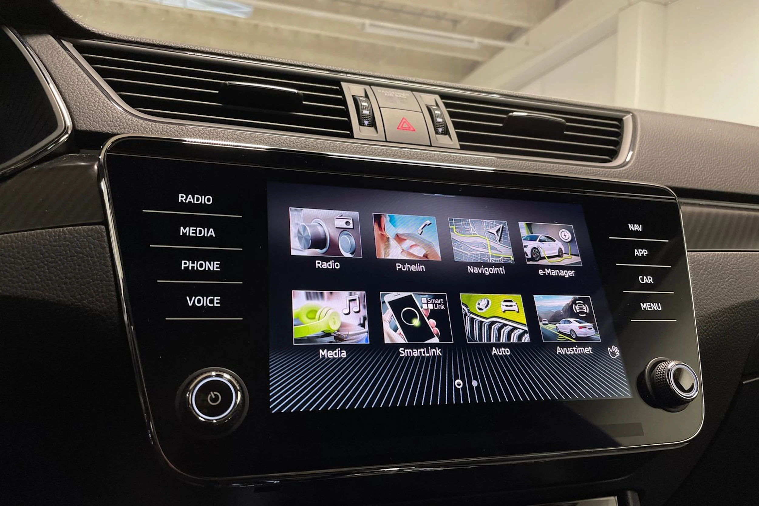 met. musta Skoda Superb 2024 kuva 14.
