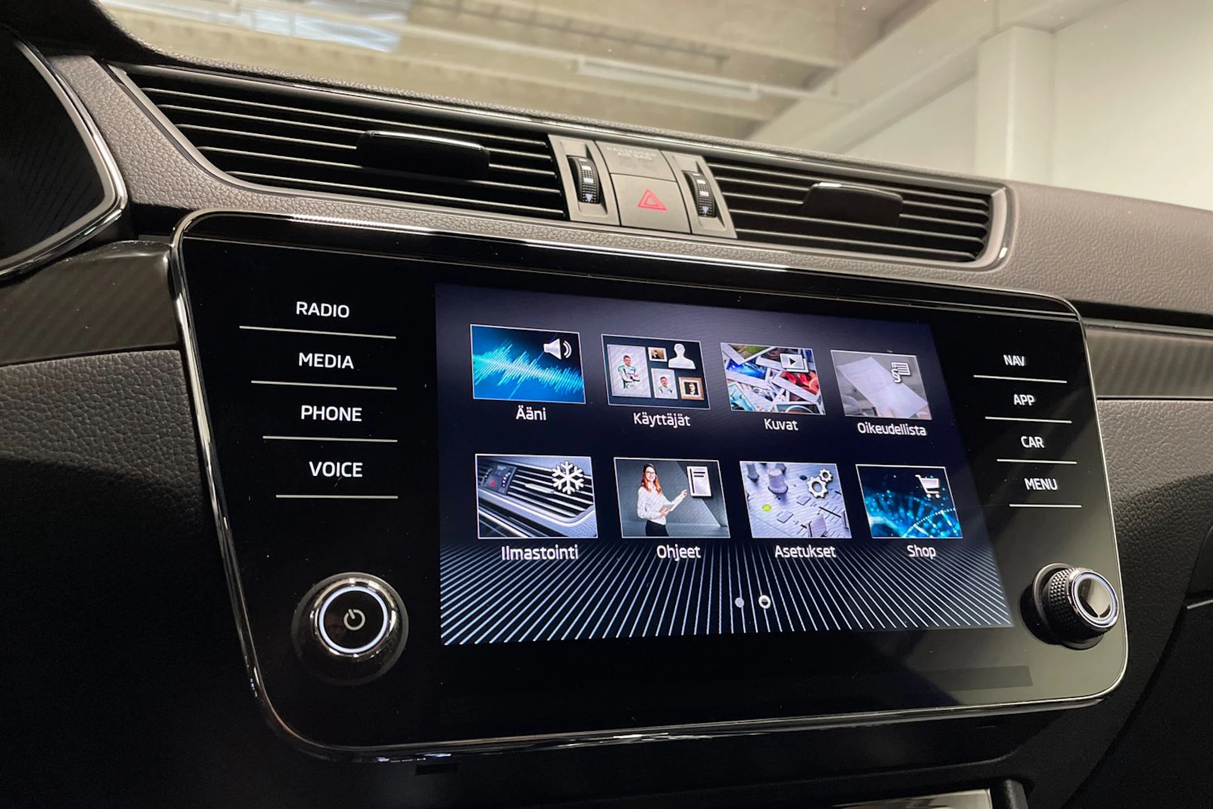 met. musta Skoda Superb 2024 kuva 15.