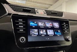 met. musta Skoda Superb 2024 kuva 15.