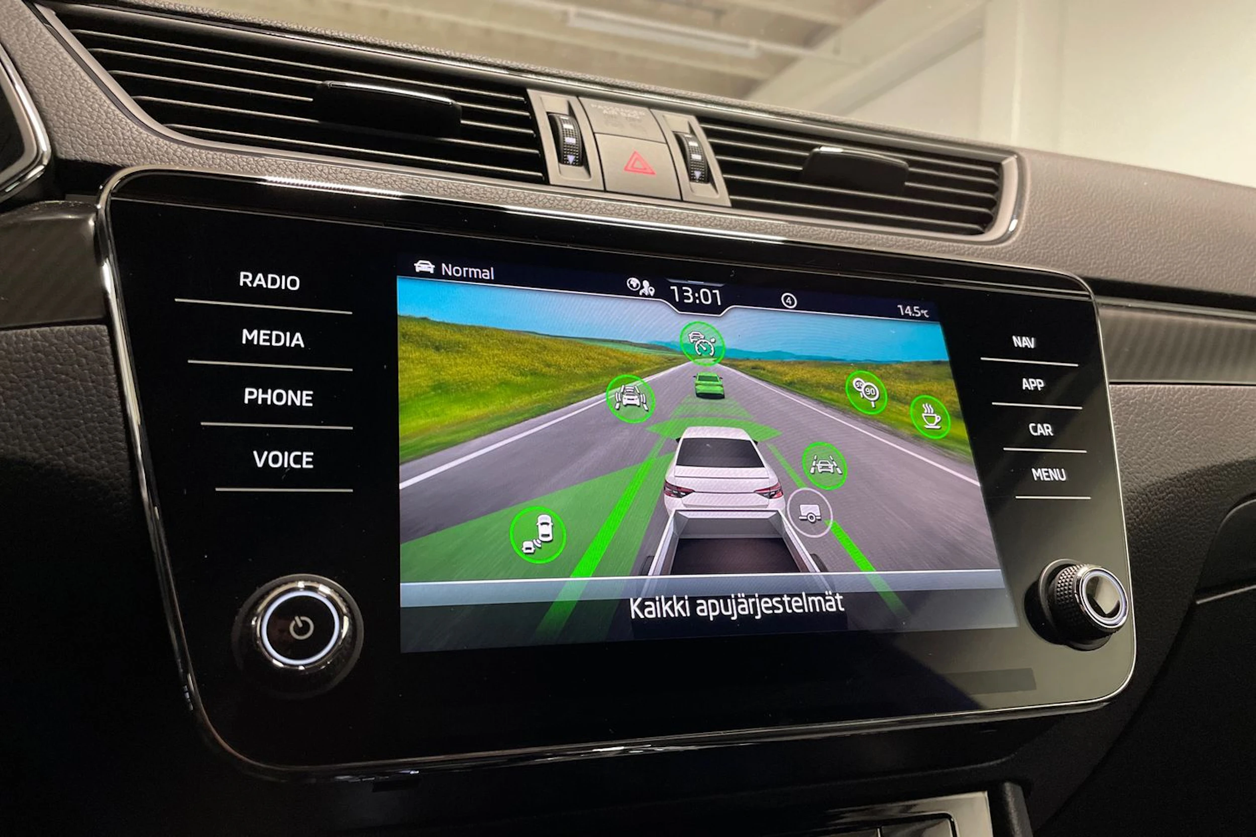 met. musta Skoda Superb 2024 kuva 16.