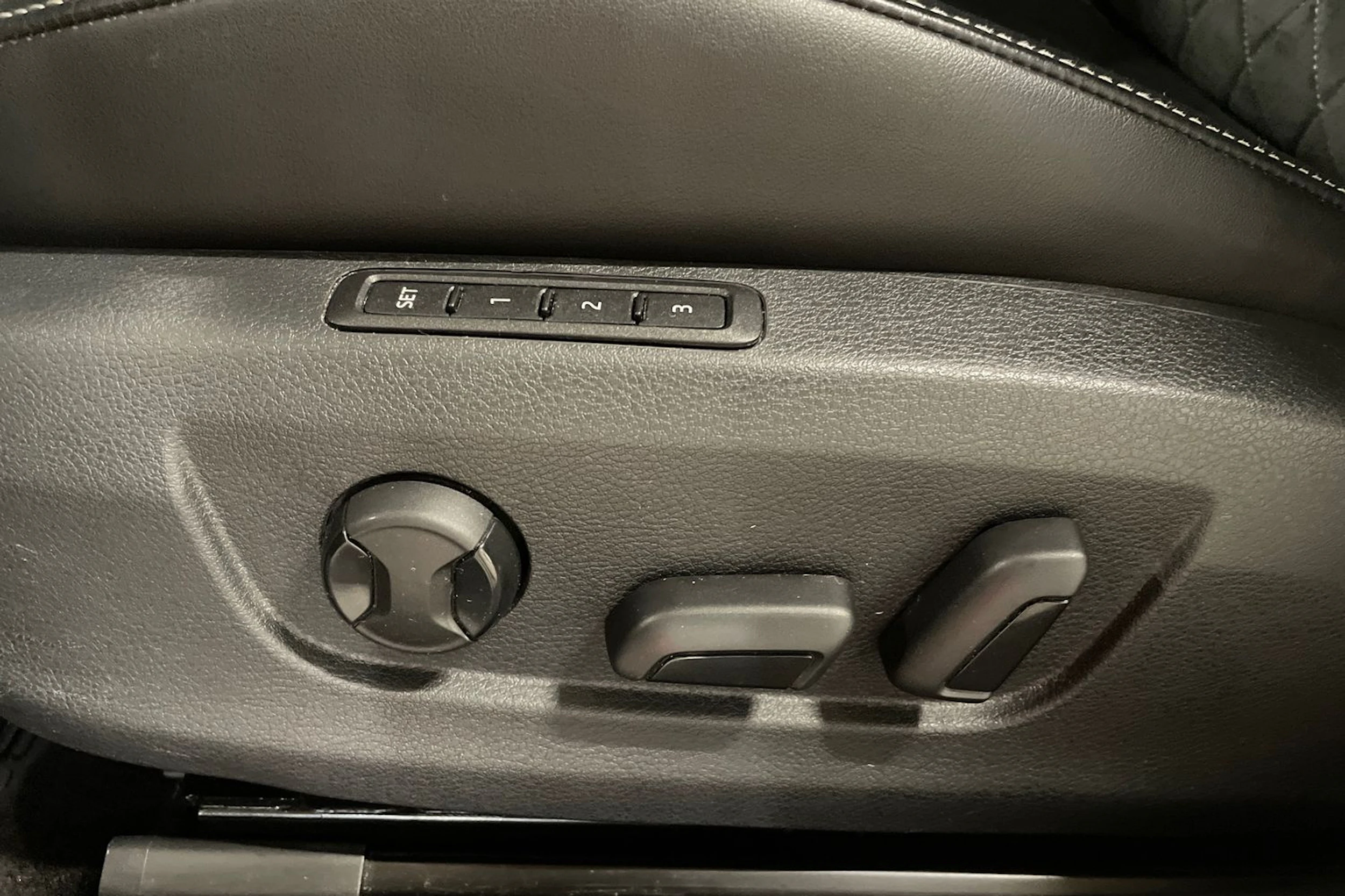 met. musta Skoda Superb 2024 kuva 23.