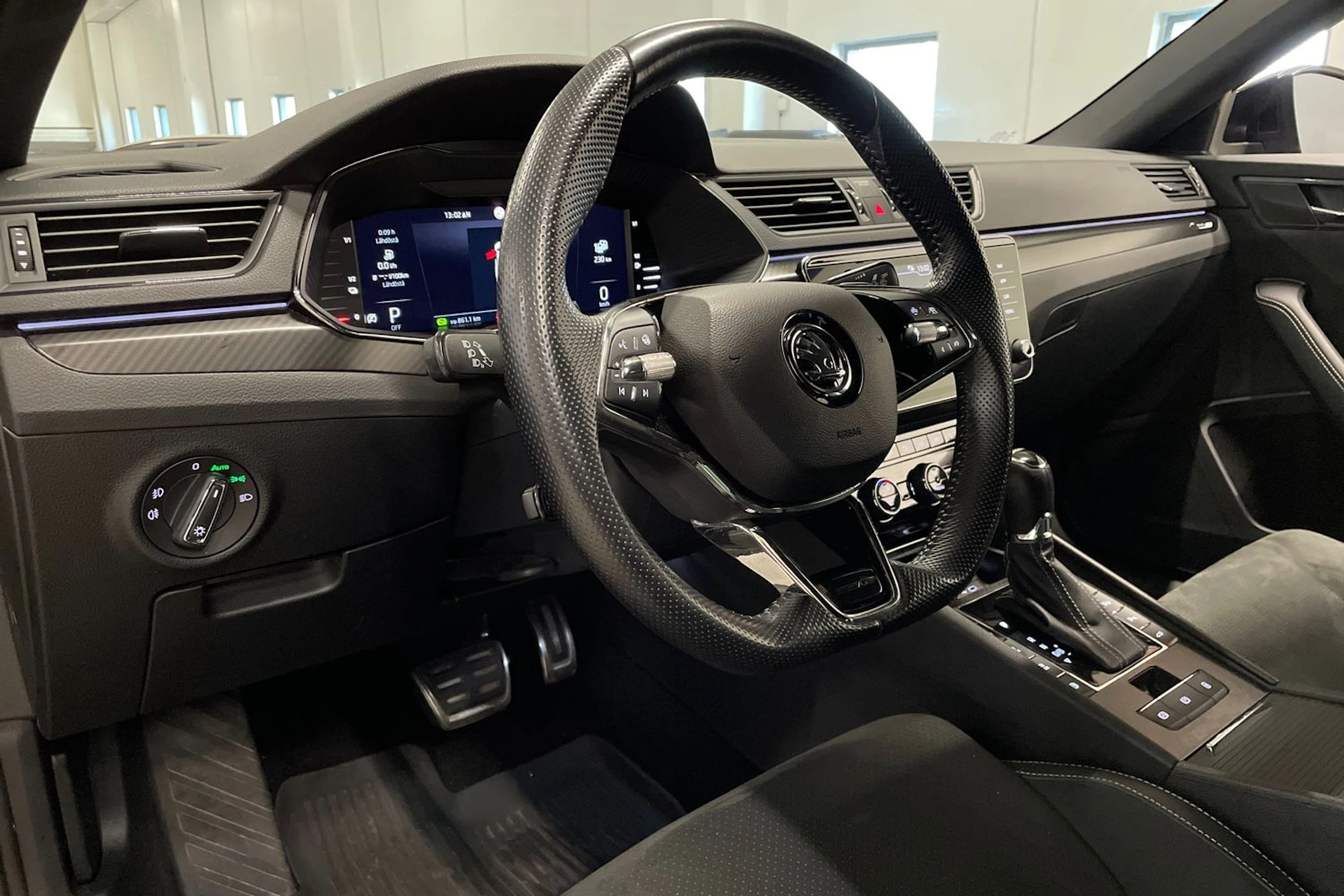 met. musta Skoda Superb 2024 kuva 24.