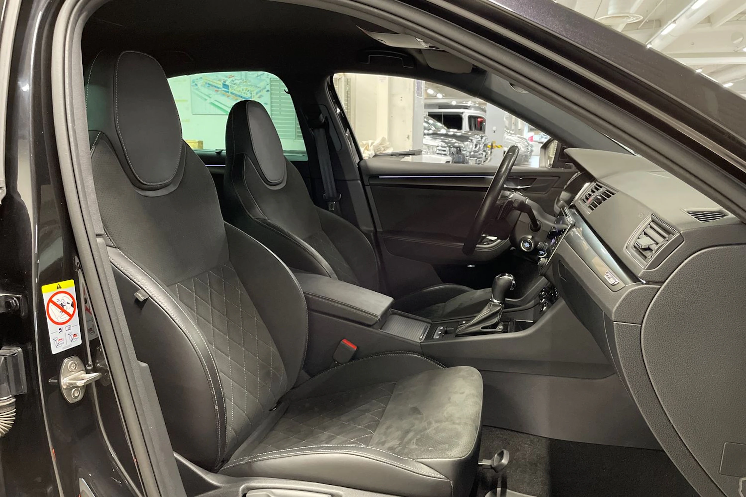 met. musta Skoda Superb 2024 kuva 25.