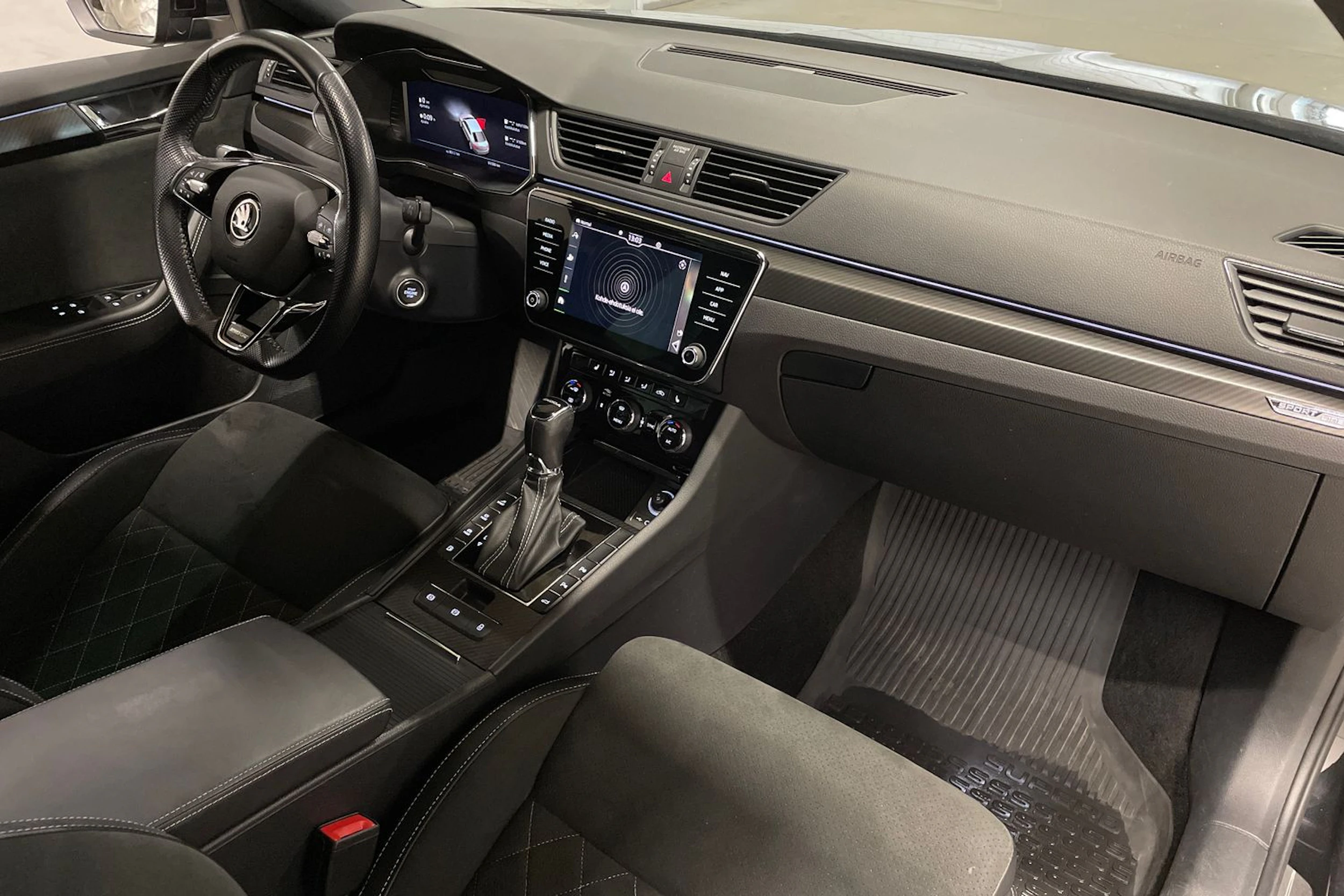 met. musta Skoda Superb 2024 kuva 26.