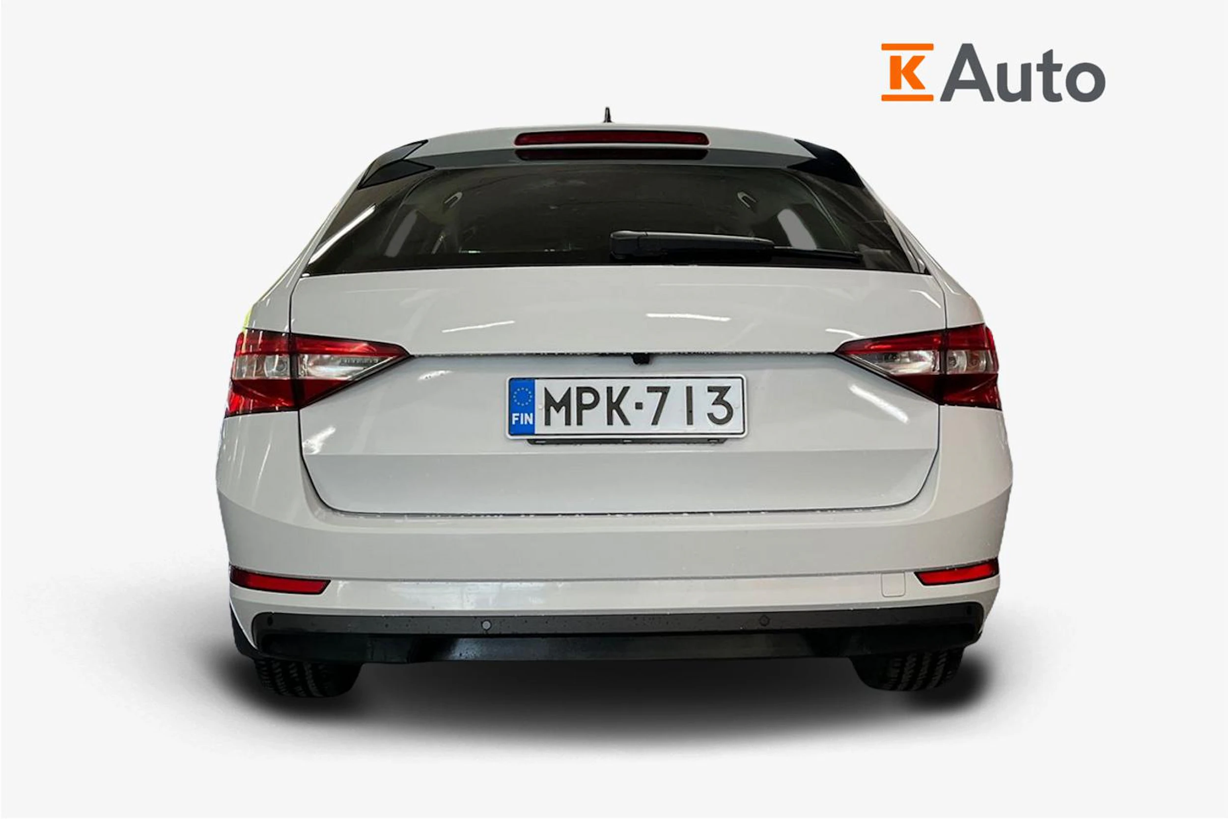 Valkoinen Skoda Superb 2024 kuva 4.