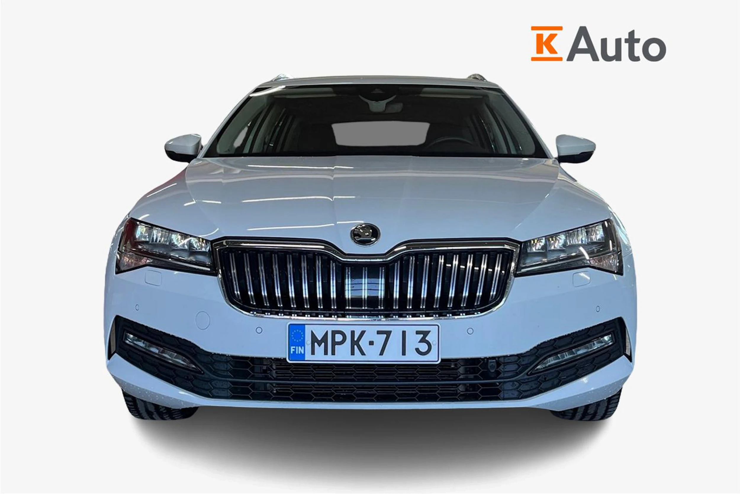 Valkoinen Skoda Superb 2024 kuva 5.