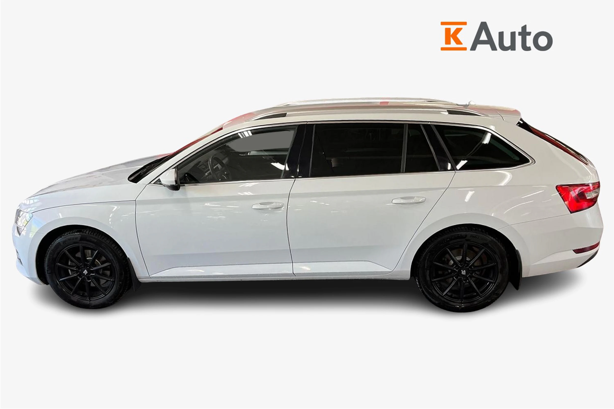 Valkoinen Skoda Superb 2024 kuva 7.