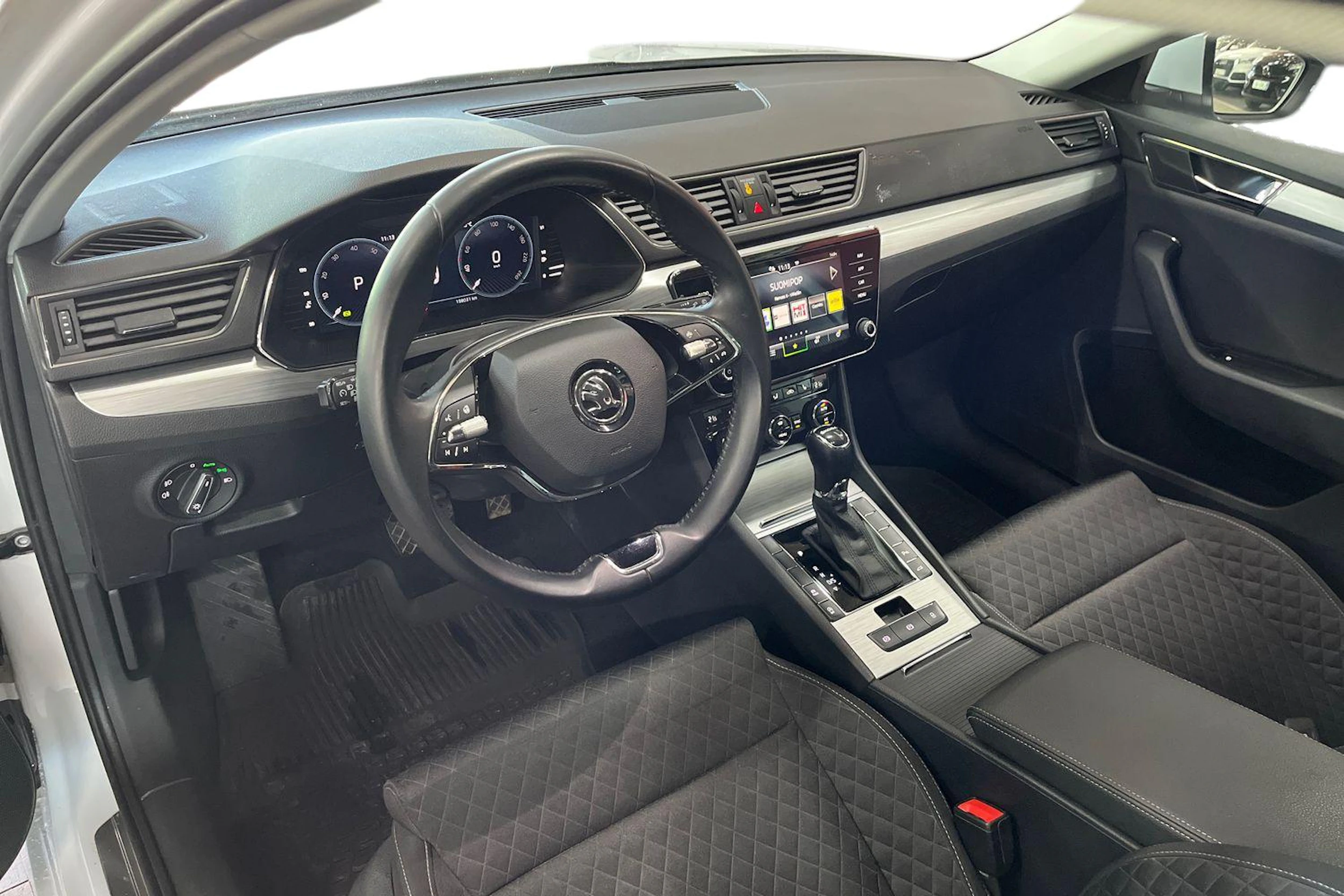 Valkoinen Skoda Superb 2024 kuva 8.