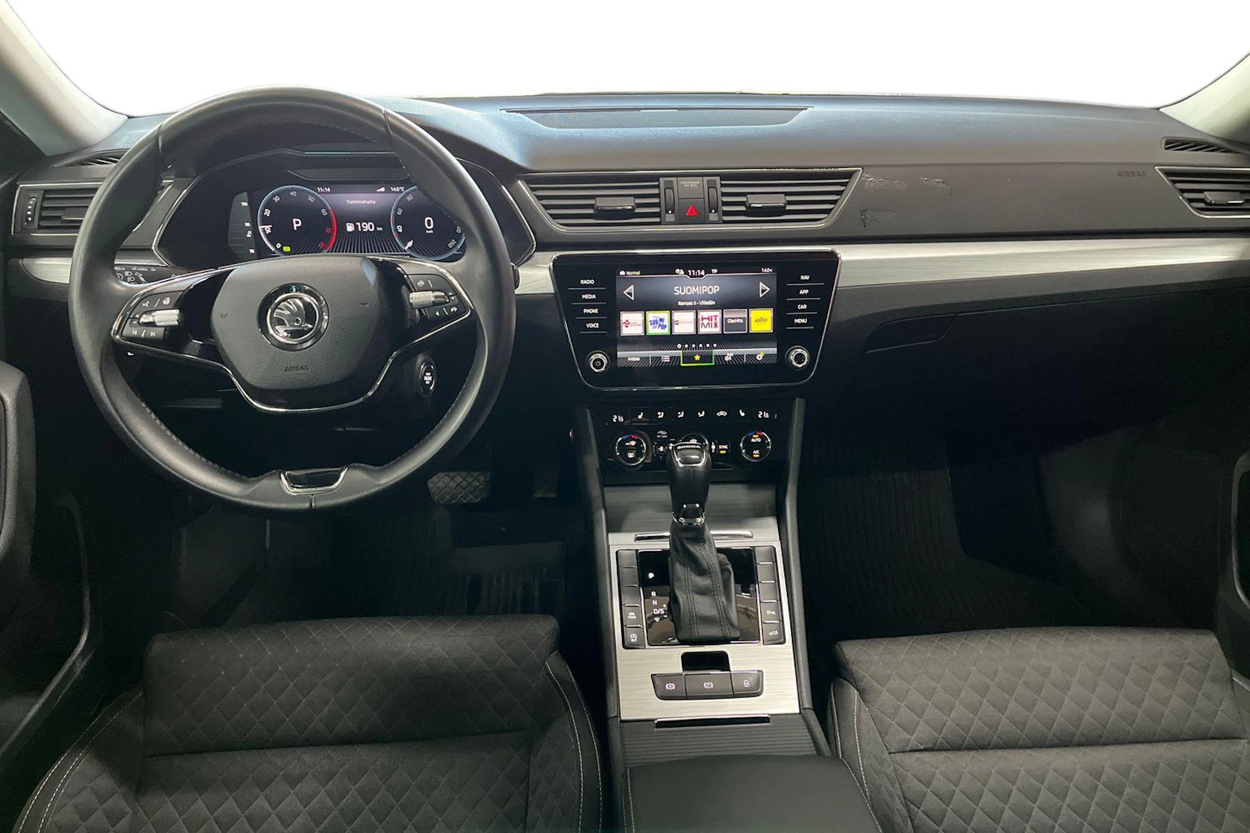 Valkoinen Skoda Superb 2024 kuva 9.