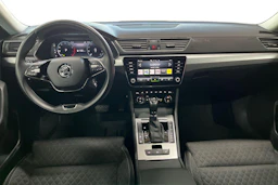 Valkoinen Skoda Superb 2024 kuva 9.