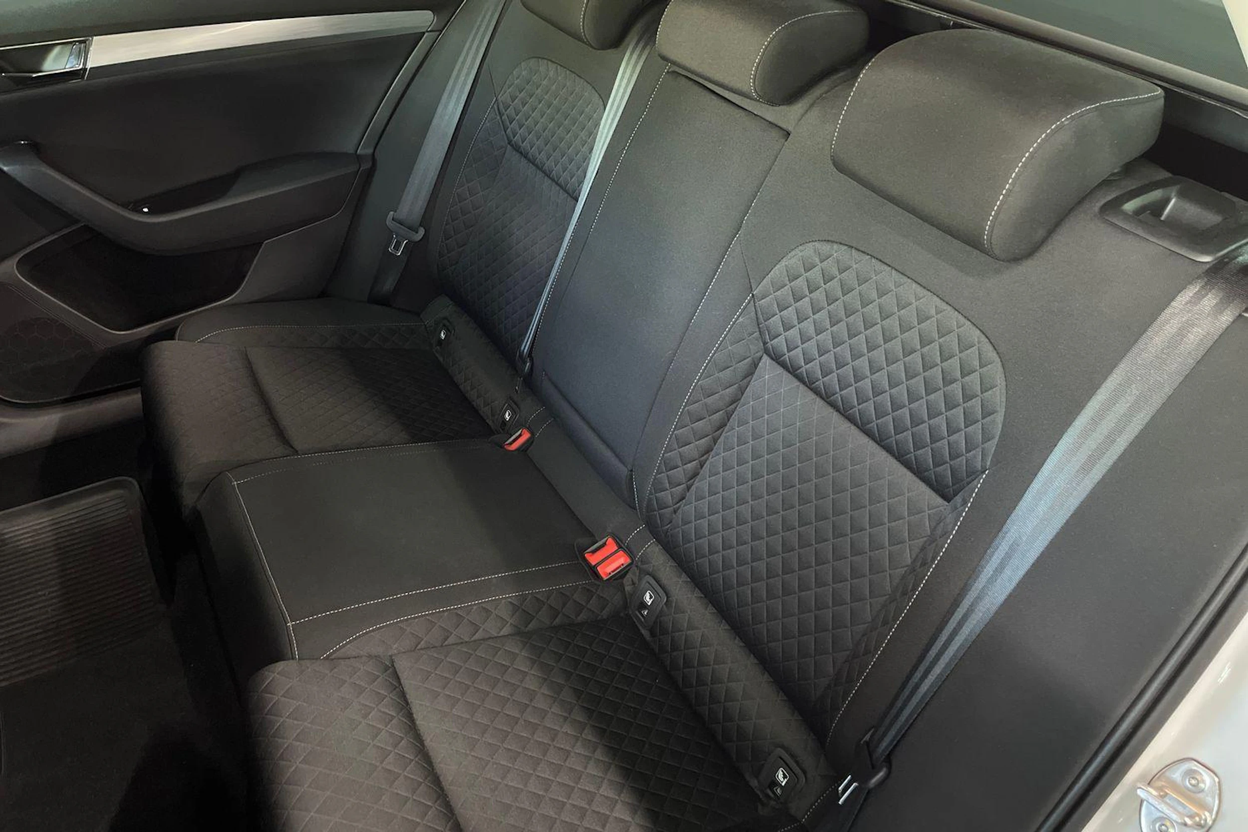 Valkoinen Skoda Superb 2024 kuva 11.