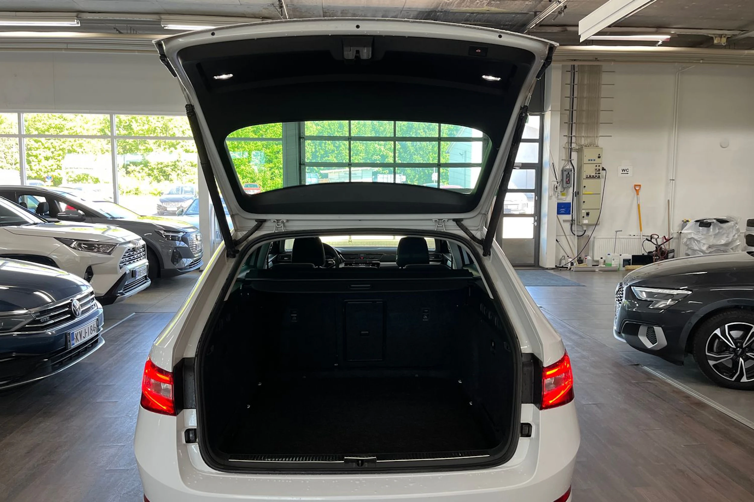 Valkoinen Skoda Superb 2024 kuva 13.