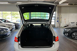 Valkoinen Skoda Superb 2024 kuva 13.
