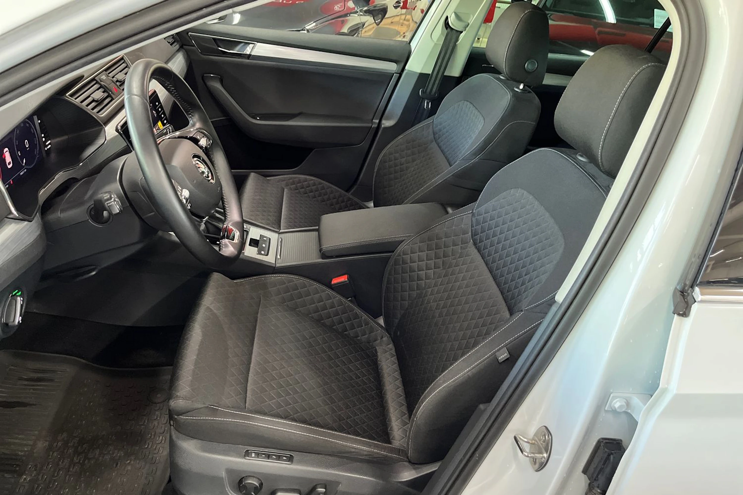 Valkoinen Skoda Superb 2024 kuva 15.