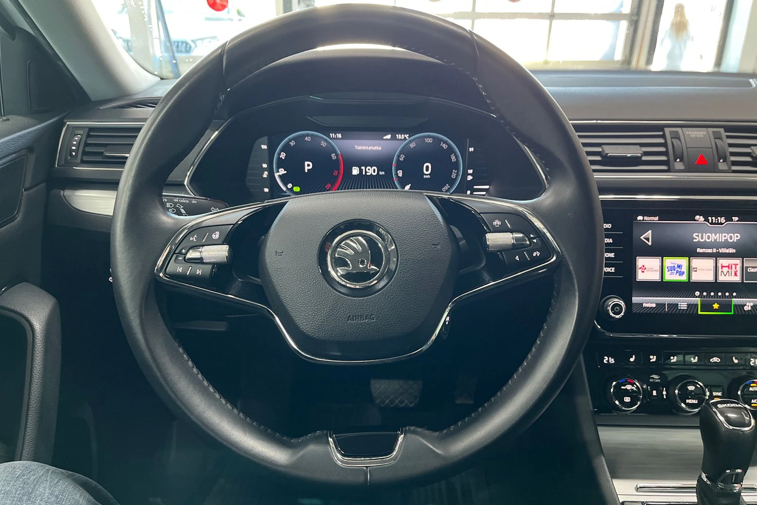 Valkoinen Skoda Superb 2024 kuva 18.