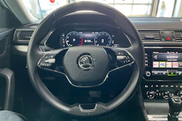 Valkoinen Skoda Superb 2024 kuva 18.