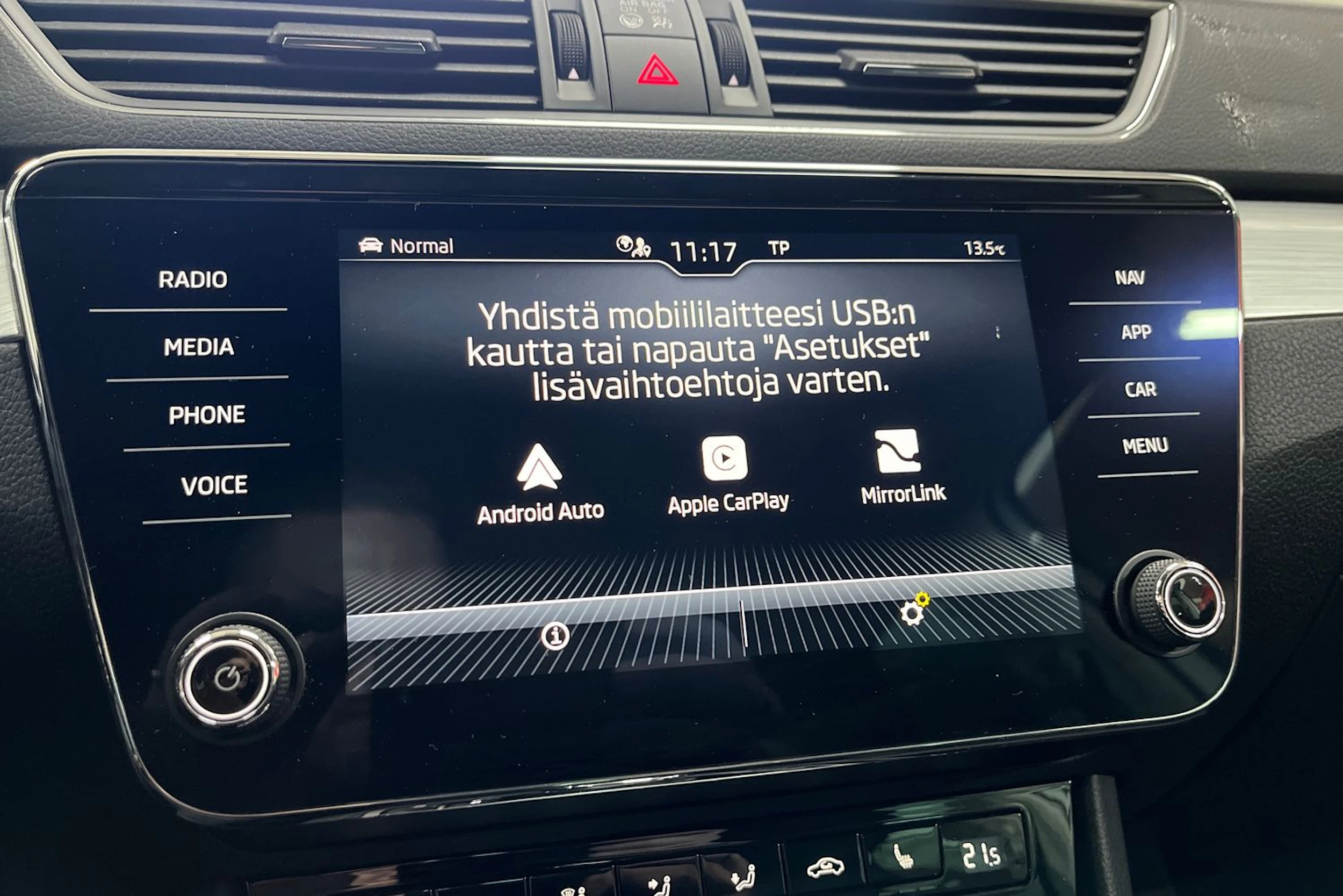 Valkoinen Skoda Superb 2024 kuva 19.