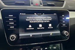 Valkoinen Skoda Superb 2024 kuva 19.