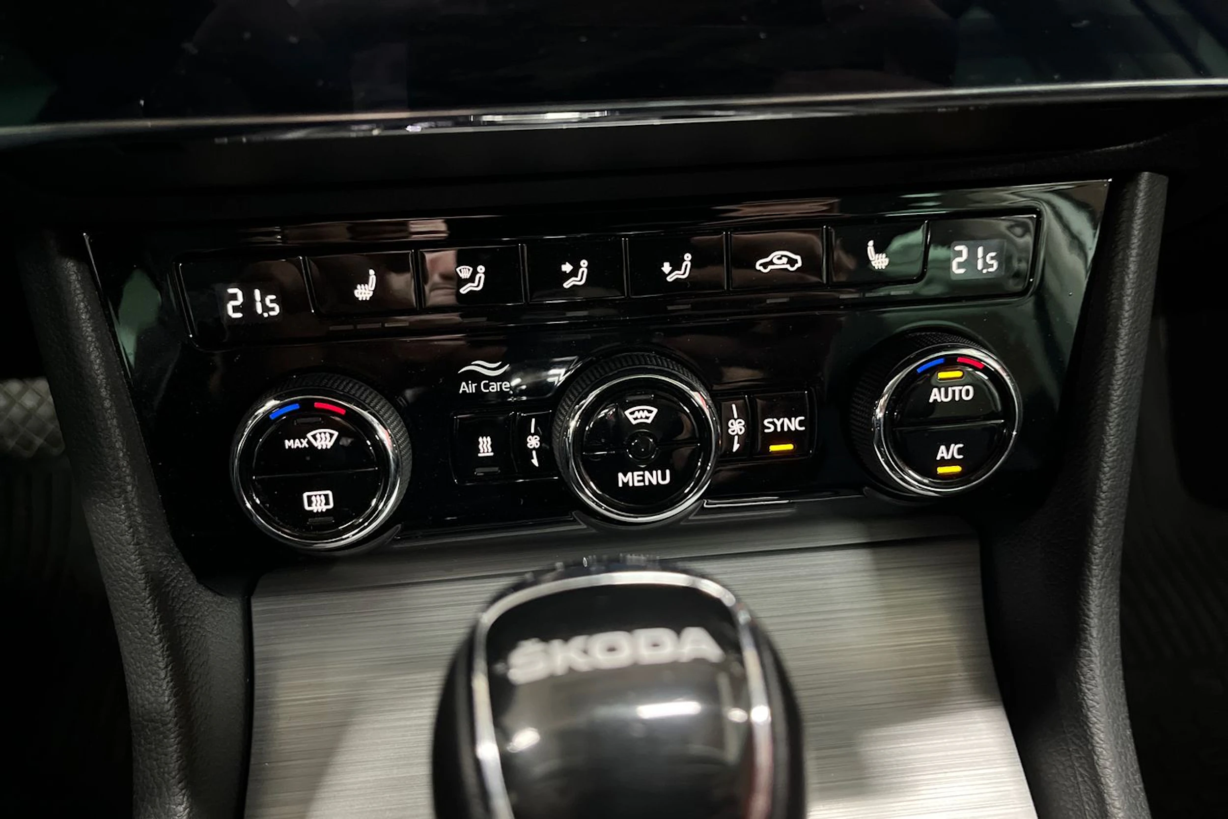 Valkoinen Skoda Superb 2024 kuva 20.