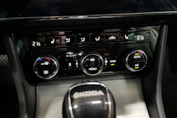 Valkoinen Skoda Superb 2024 kuva 20.