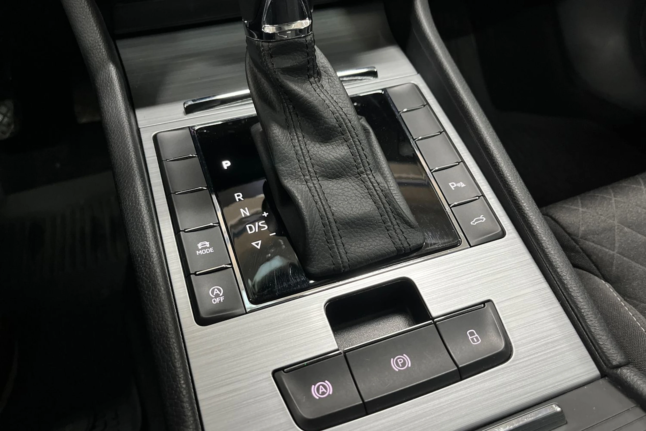 Valkoinen Skoda Superb 2024 kuva 21.