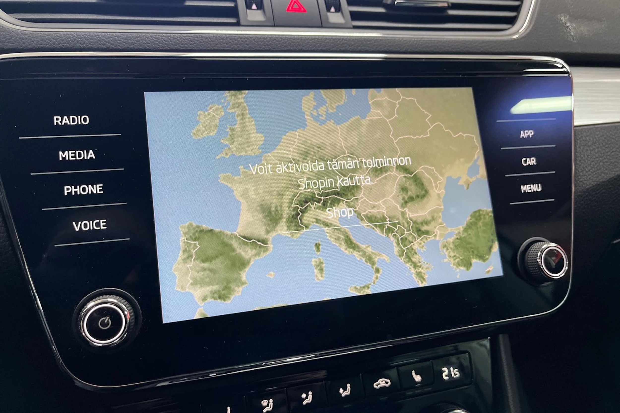 Valkoinen Skoda Superb 2024 kuva 23.