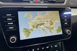 Valkoinen Skoda Superb 2024 kuva 23.