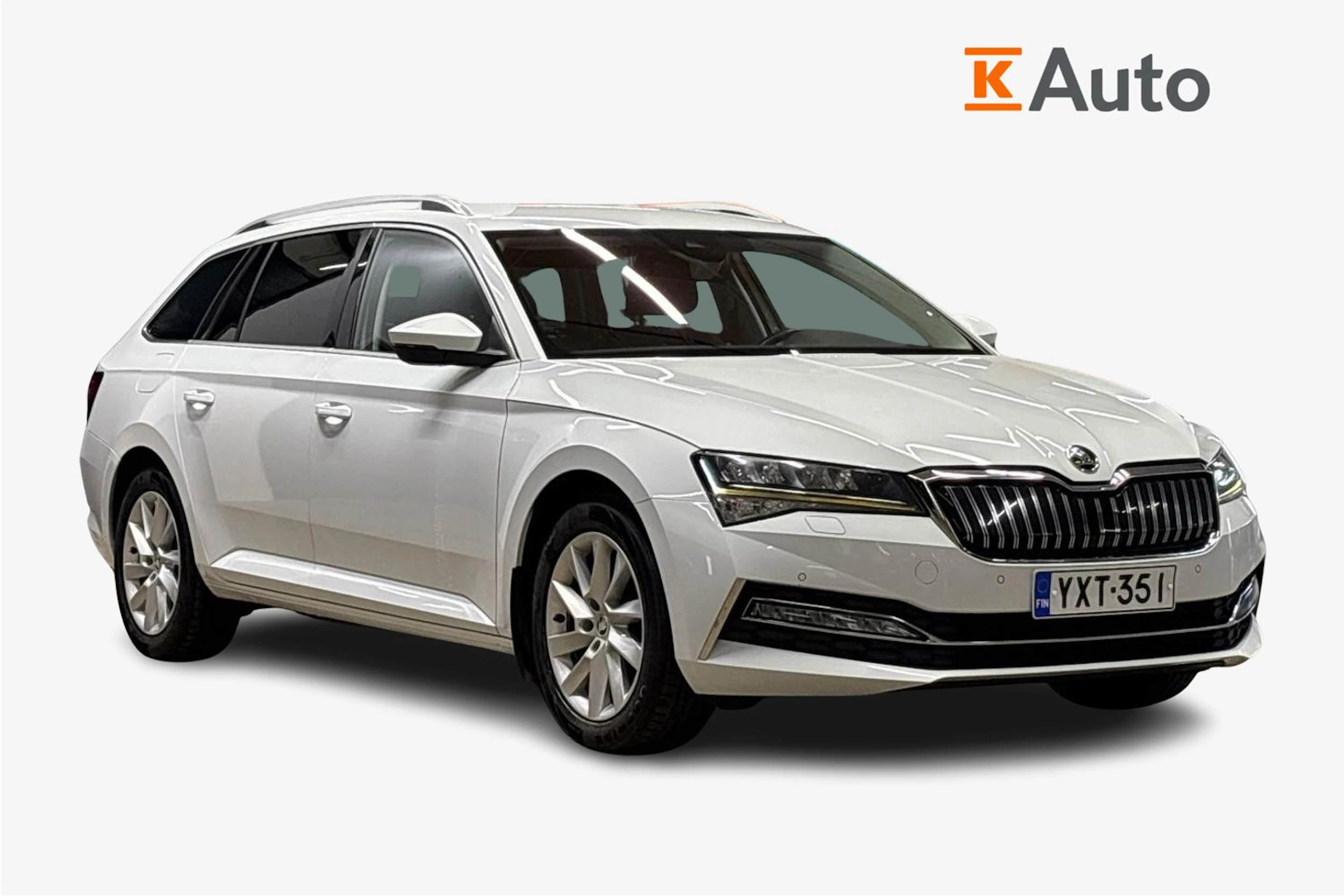 valkoinen Skoda Superb 2024 kuva 1.