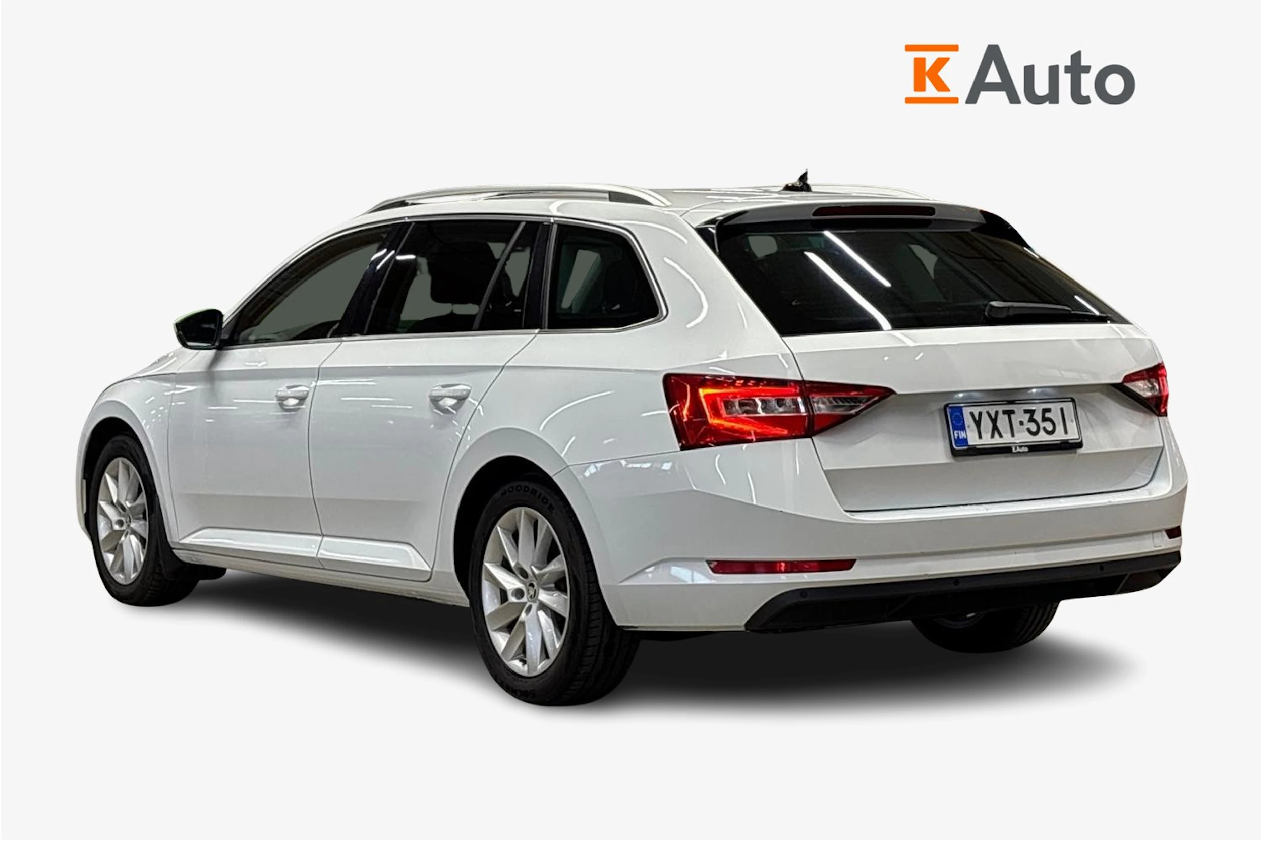 valkoinen Skoda Superb 2024 kuva 2.