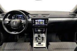 valkoinen Skoda Superb 2024 kuva 7.