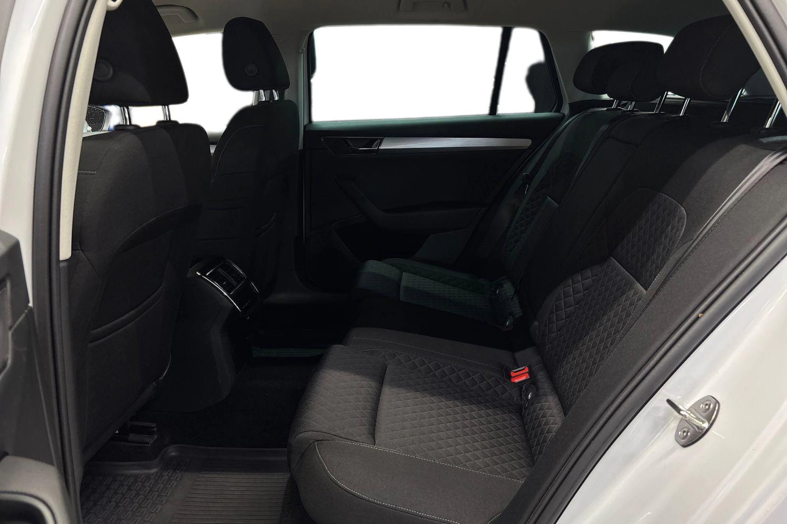 valkoinen Skoda Superb 2024 kuva 8.