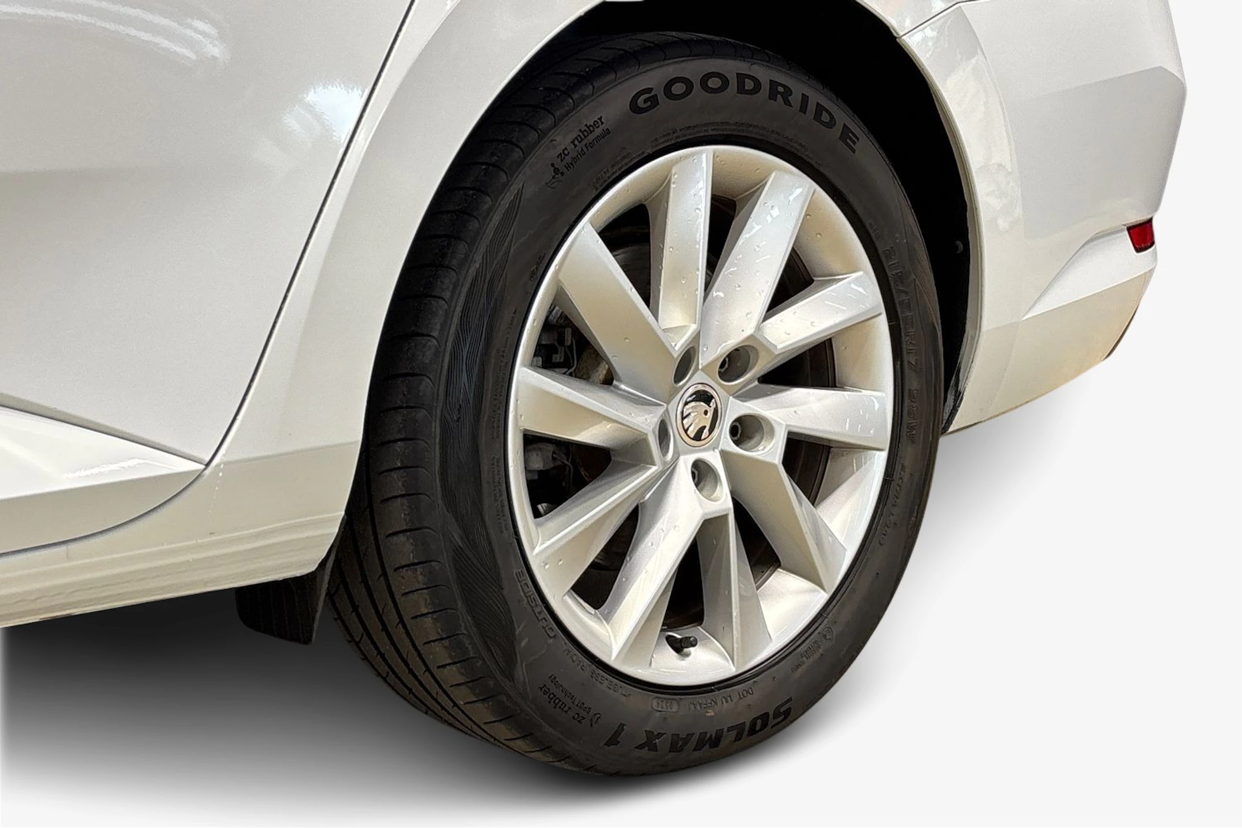 valkoinen Skoda Superb 2024 kuva 9.