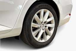 valkoinen Skoda Superb 2024 kuva 9.