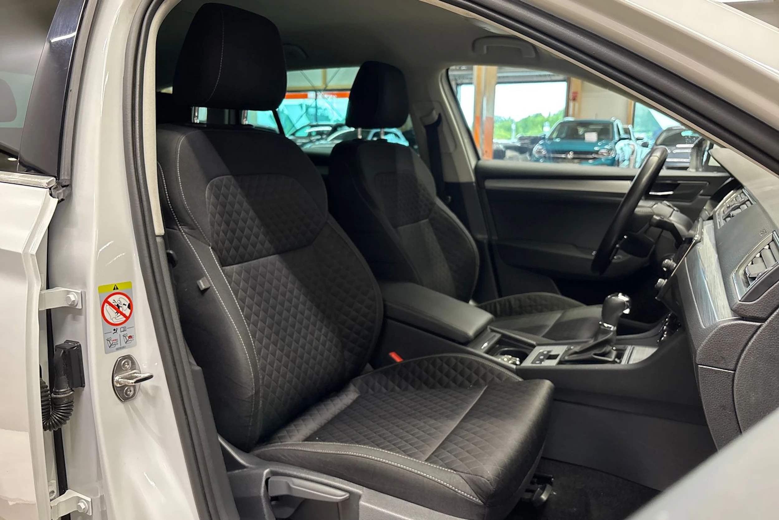 valkoinen Skoda Superb 2024 kuva 11.