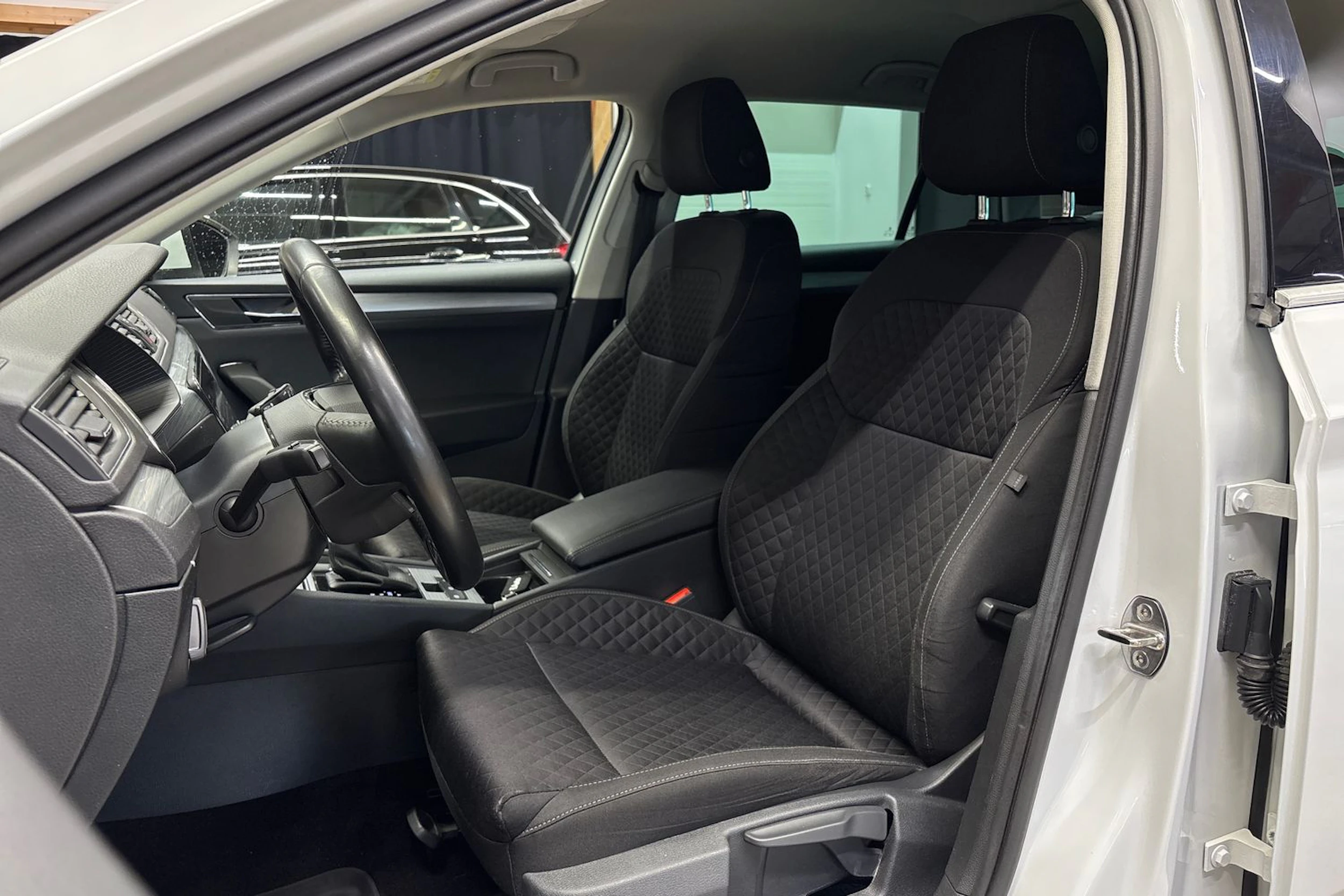 valkoinen Skoda Superb 2024 kuva 12.