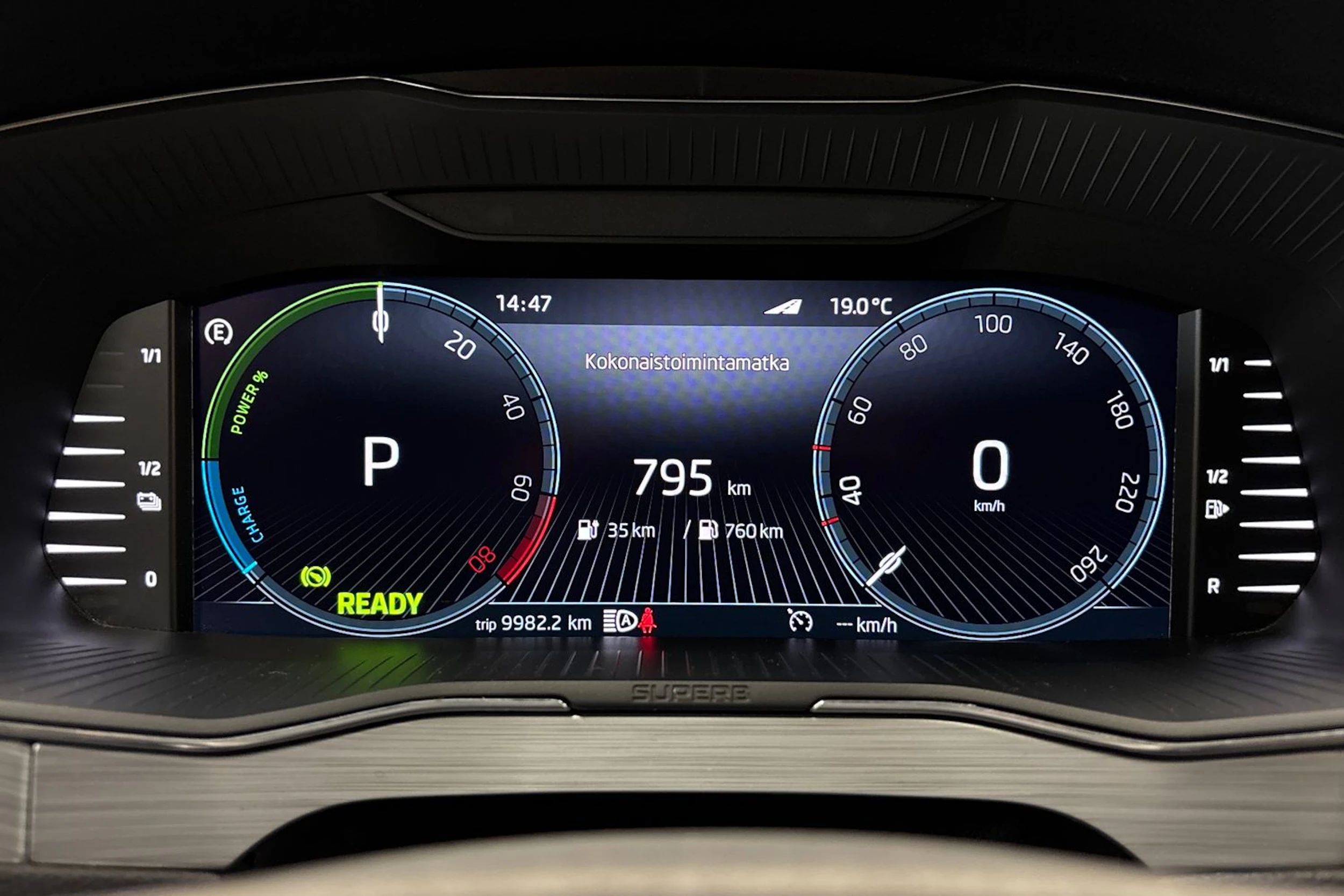 valkoinen Skoda Superb 2024 kuva 18.