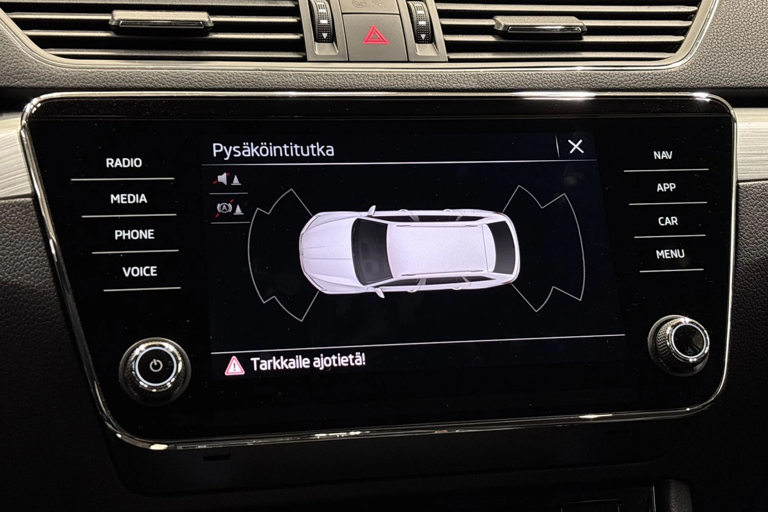 valkoinen Skoda Superb 2024 kuva 19.