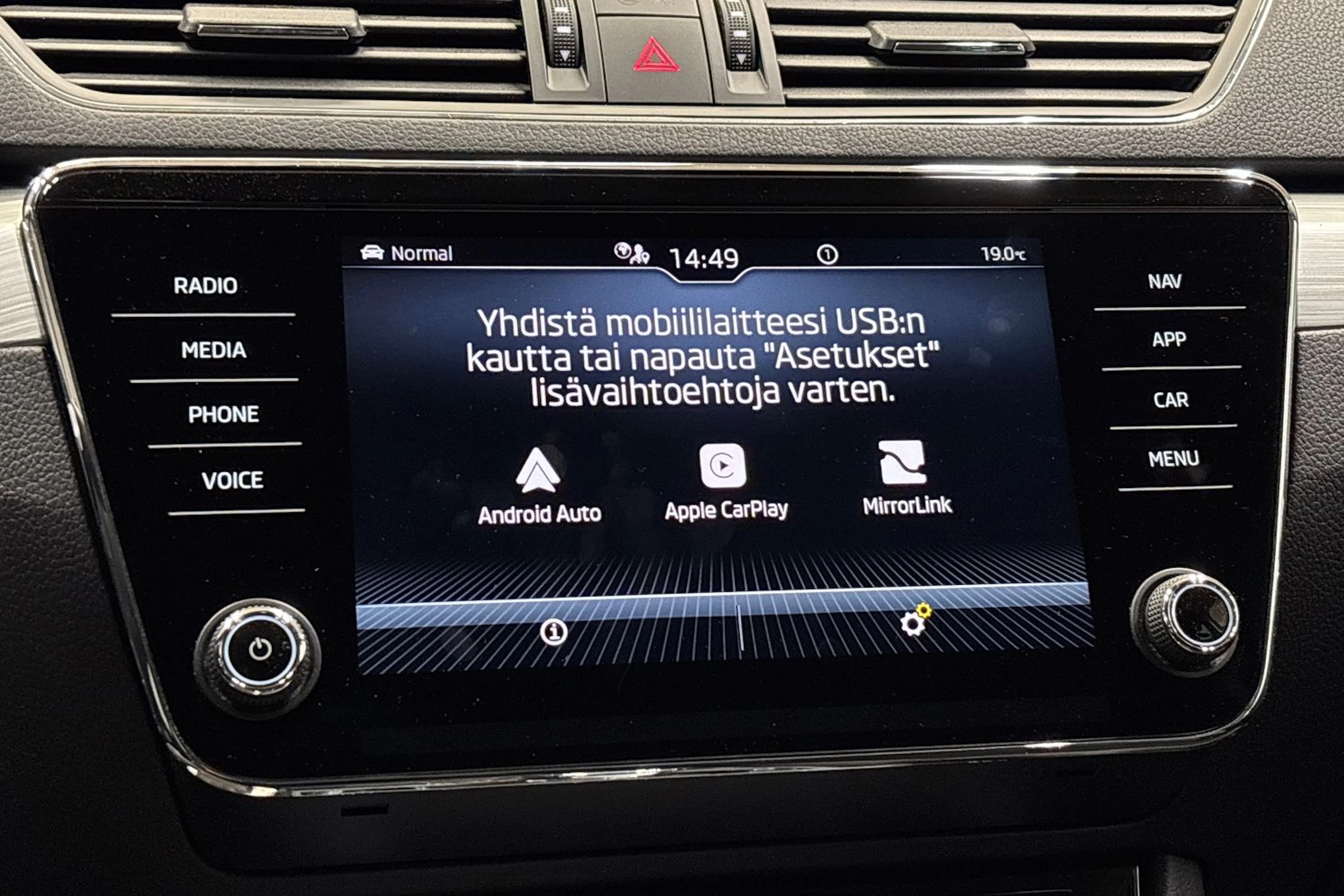 valkoinen Skoda Superb 2024 kuva 21.
