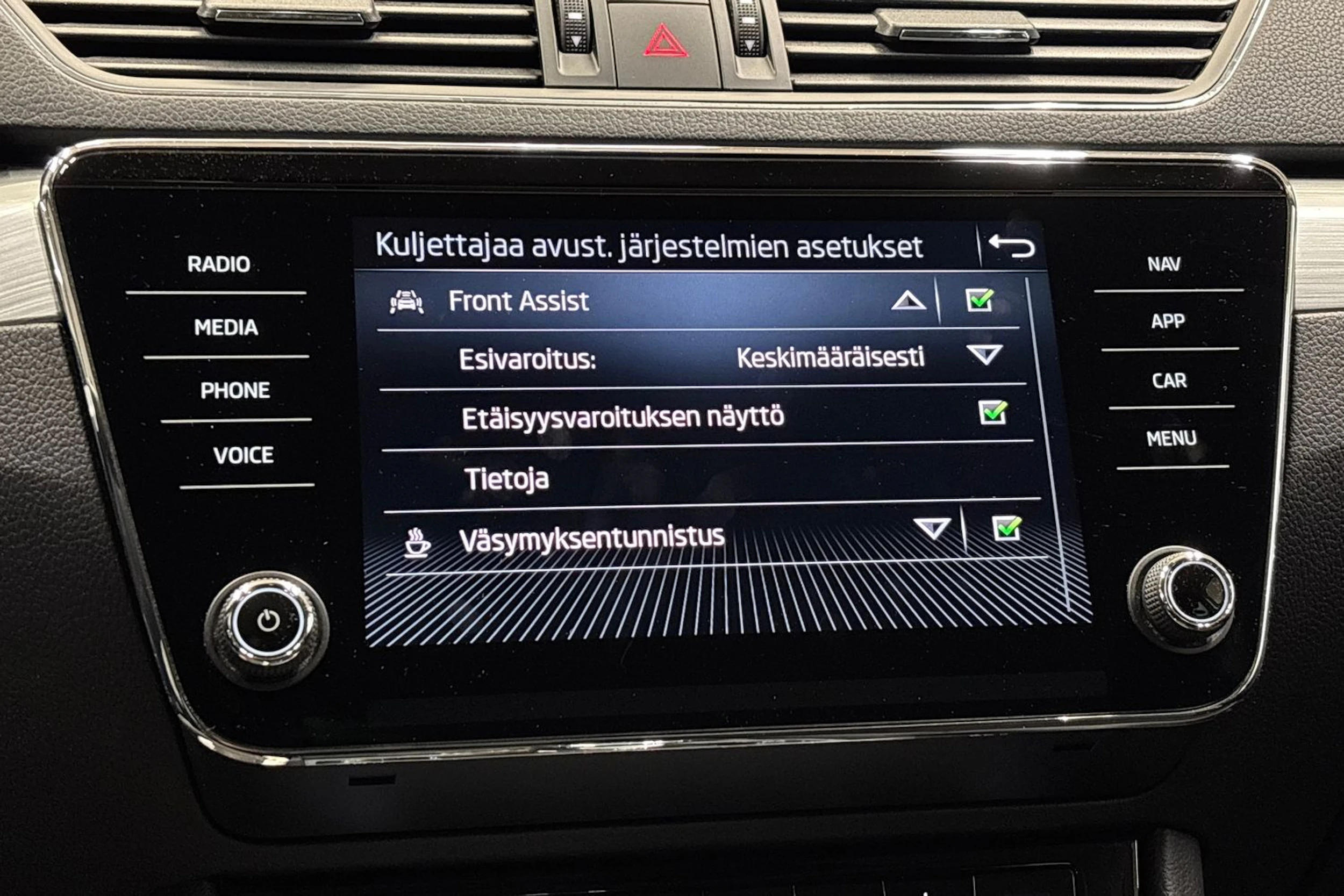 valkoinen Skoda Superb 2024 kuva 22.