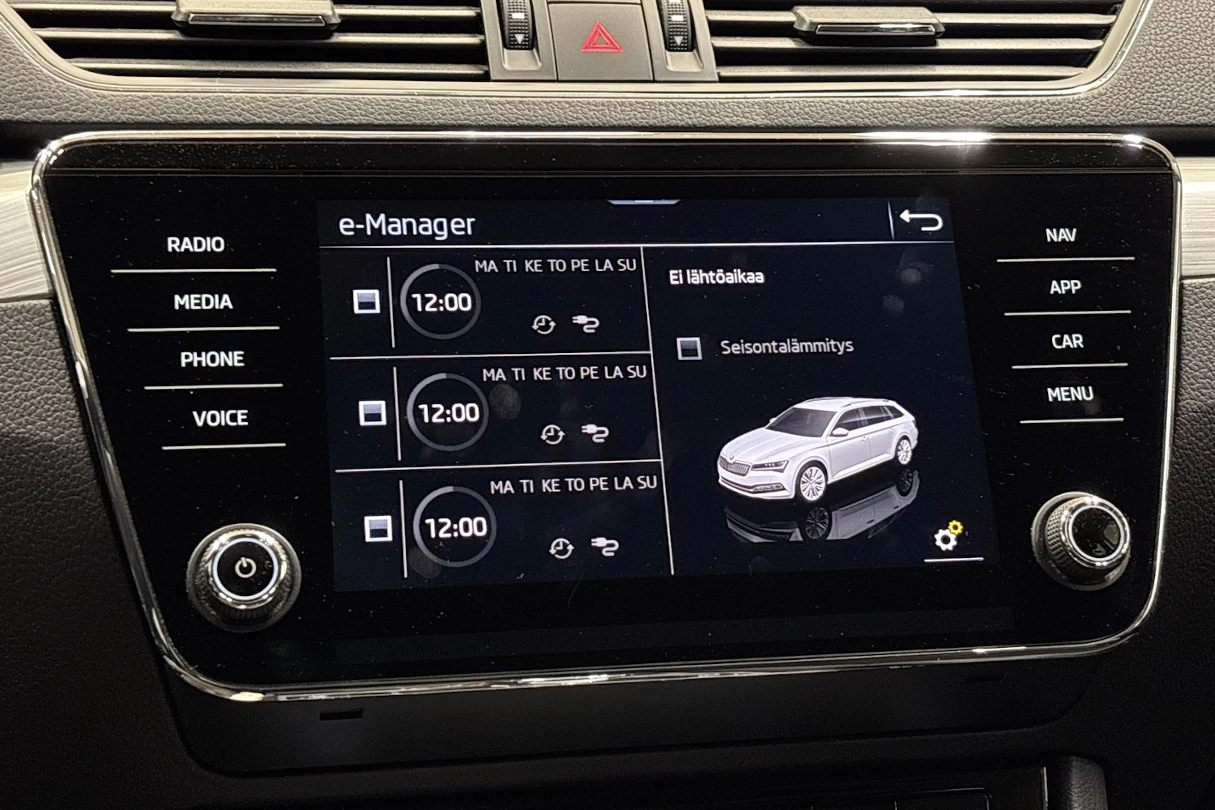 valkoinen Skoda Superb 2024 kuva 24.