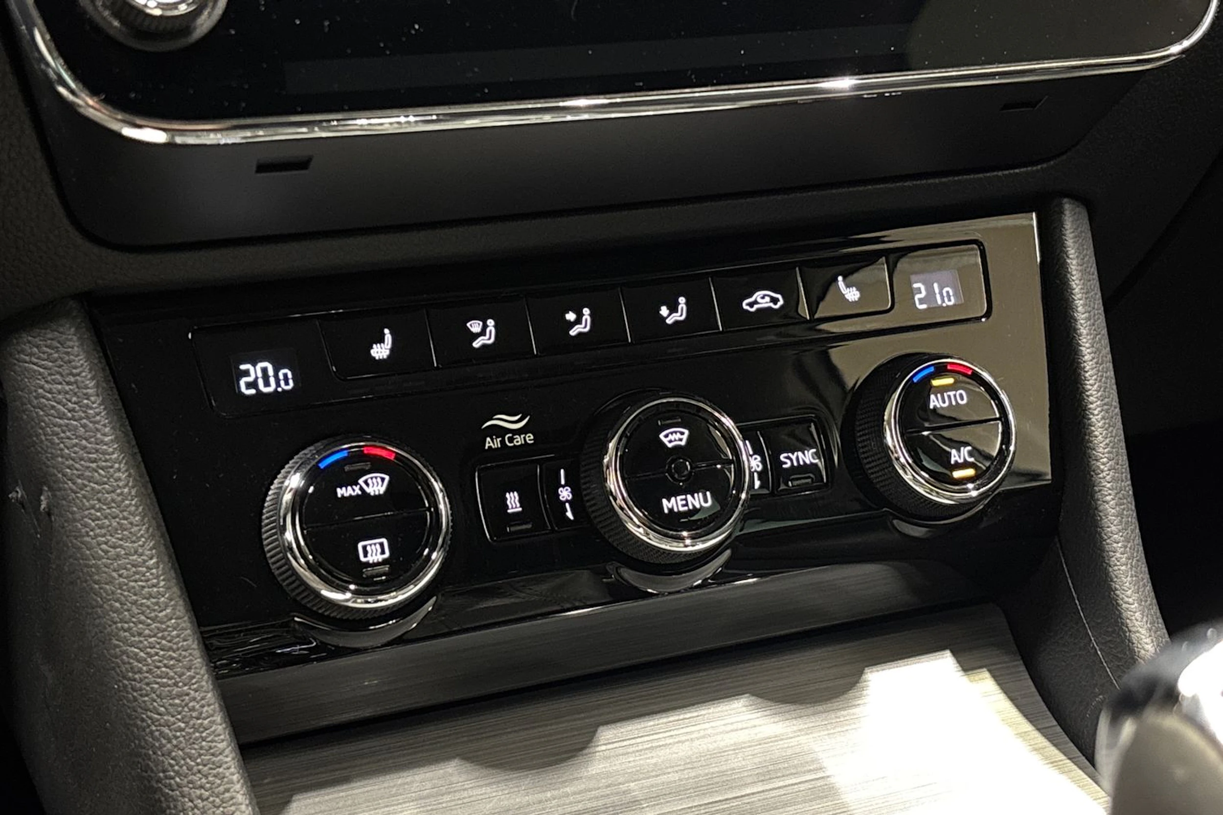 valkoinen Skoda Superb 2024 kuva 25.
