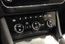 valkoinen Skoda Superb 2024 kuva 25.