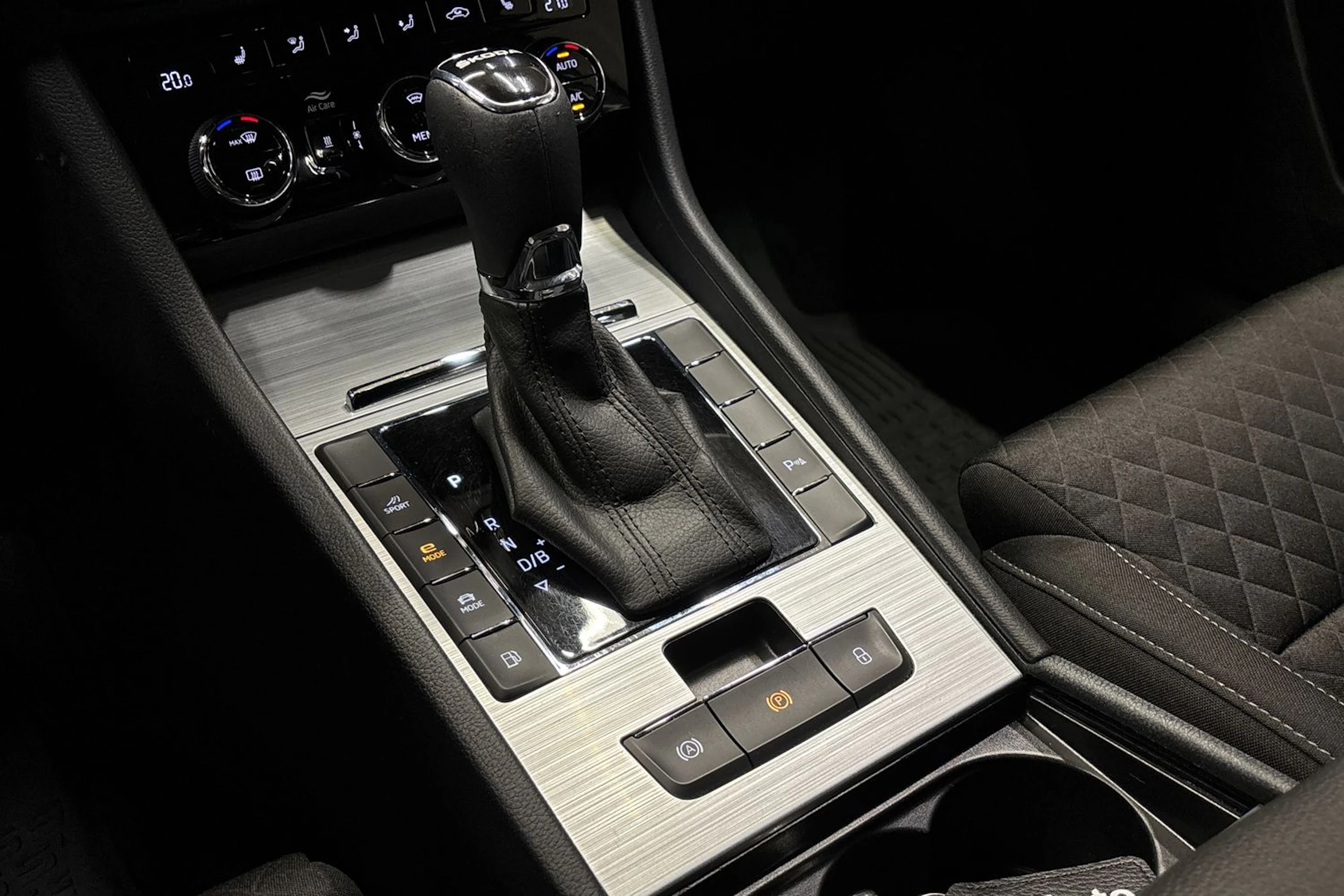 valkoinen Skoda Superb 2024 kuva 26.