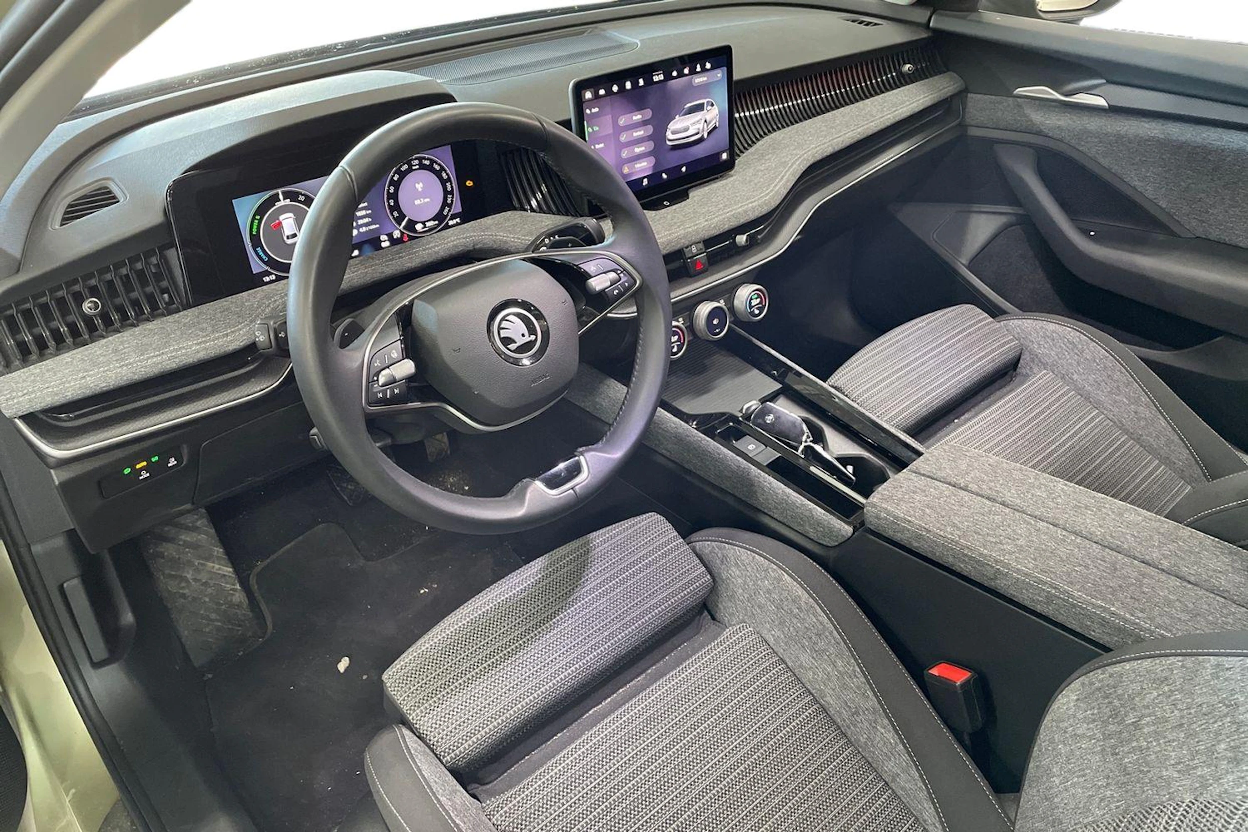 keltainen Skoda Superb 2024 kuva 3.