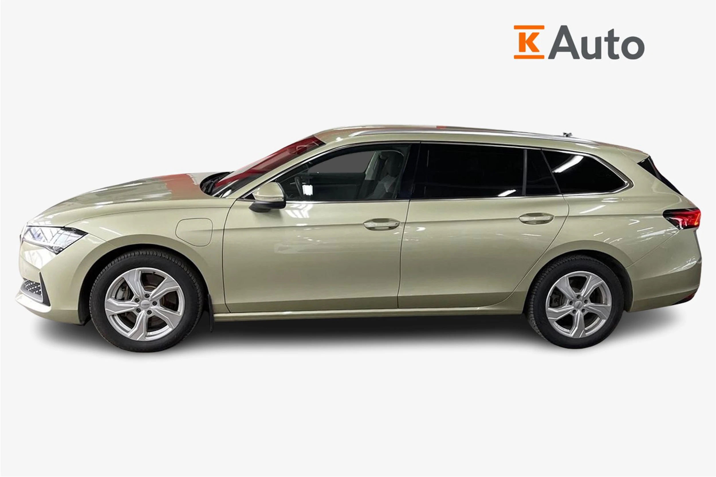 keltainen Skoda Superb 2024 kuva 7.