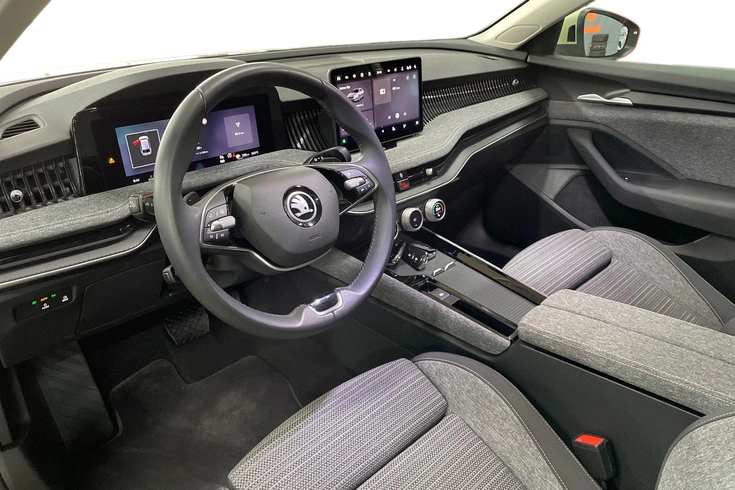 keltainen Skoda Superb 2024 kuva 8.